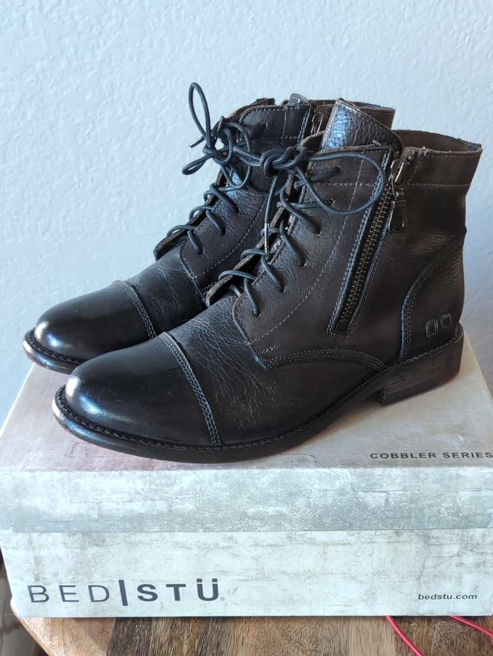 Like New Bedstu Women's Black Leather Lace-Up Ankle Boots